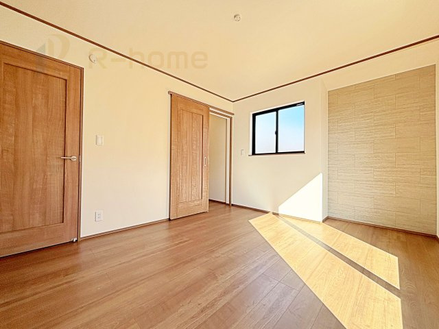流山市加1丁目　新築戸建て　A号棟の洋室|収納便利なウォークインクローゼット付きの洋室♪
明るく風通しの良いお部屋です♪
