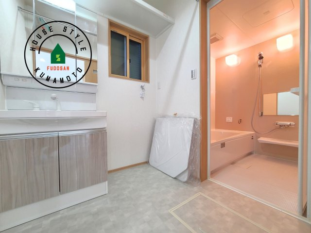 熊本市北区徳王2丁目第1-3棟（2号棟）の内観：施工例|ゆとりの洗面スペースで朝の身支度もスムーズに。暮らしを快適に変えるシャワー付洗面台です！