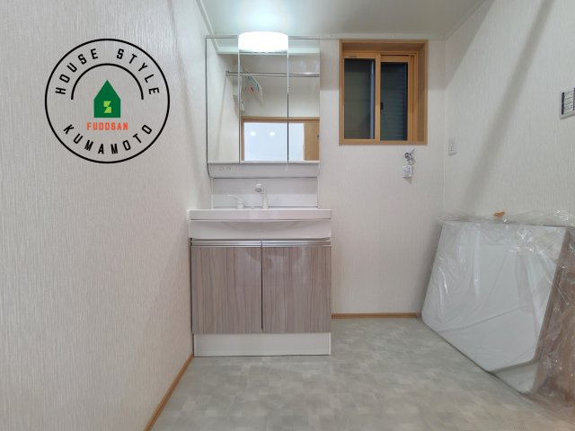 熊本市北区徳王2丁目第1-3棟（2号棟）の内観：施工例|毎日使うものだから清潔な空間を保ちたい水回り。洗面にはそんな願いを解消させてくれる収納アイデアが満載です。三面鏡の裏側にはキャビネットが現れ小物から背の高い物まで収納できます。