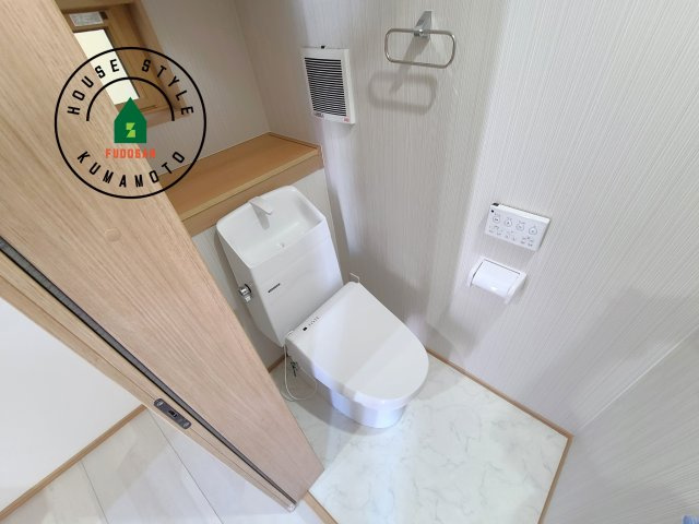 熊本市北区徳王2丁目第1-3棟（2号棟）の内観：施工例|温水洗浄便座を完備しております。2ヶ所にトイレがあるのは朝の慌ただしい時間も安心です。