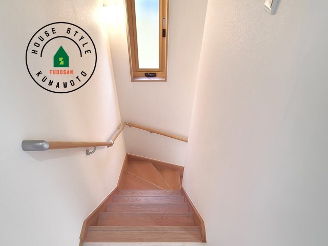 熊本市北区徳王2丁目第1-3棟（2号棟）の内観：施工例|＜手すり付階段＞手すりがないと階段の昇り降りで危険なことはもちろん、壁に手をつきながら歩くことで壁紙が汚れやすくなります。すべての方に快適に昇り降りしていただくため、手すりを設置しました。