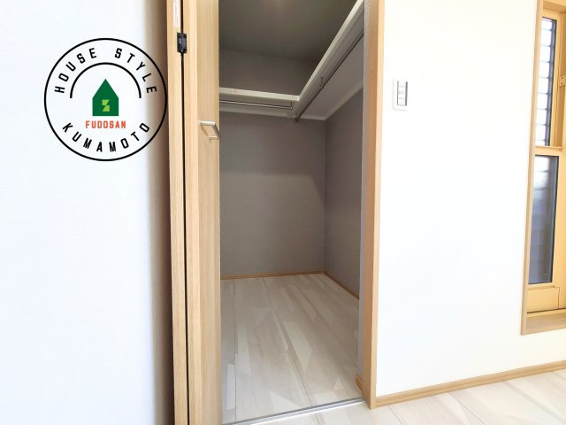 熊本市北区徳王2丁目第1-3棟（2号棟）の内観：施工例|洋服や大きな荷物が多い方や人数の多いご家族などは、一般的なクローゼットよりもウォークインクローゼットのほうが使い勝手が良いです。