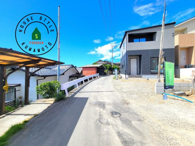 熊本市北区徳王2丁目第1-3棟（2号棟）の前面道路含む現地写真|前面道路は閑静な住宅地をはしる車通りの少ない道路。お車の出し入れが苦手なママや小さなお子様にも安心ですね。しっかり舗装もされているので、ベビーカーや自転車で通っても快適に通行できます。前面道路です。