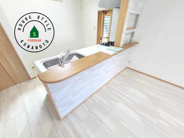 熊本市北区徳王2丁目第1-3棟（2号棟）の内観：施工例|キッチンから立ち込める香りが今日の料理を期待させます。