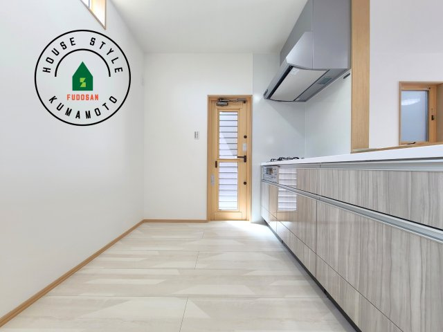 熊本市北区徳王2丁目第1-3棟（2号棟）の内観：施工例|ご家族を近くに感じられる対面キッチンのLDK。会話もはずみそうですね。