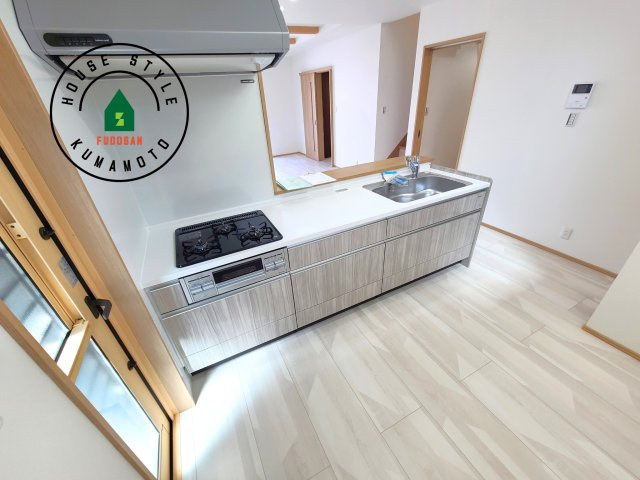 熊本市北区徳王2丁目第1-3棟（2号棟）の内観：施工例|ダイニングテーブルへの配膳がラクラク、お料理はかどるカウンター付きシステムキッチン！