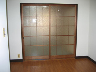部屋の間仕切りを閉めた様子