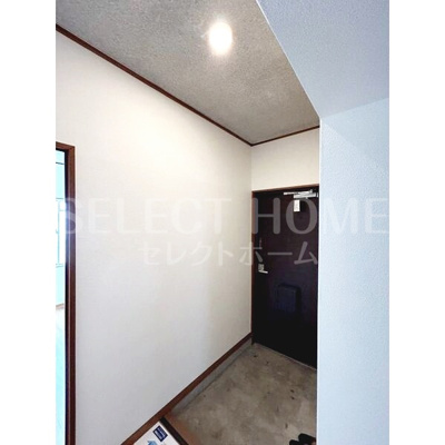 【玄関】 | リバーサイド八番館 | 収納もある玄関です