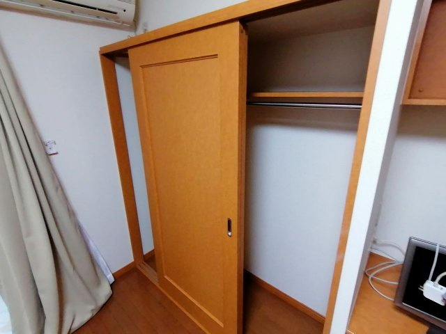 レオパレスＨａＲＵⅡの内装|大きめのクローゼットが付いております。