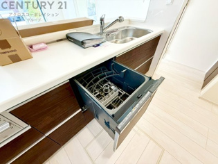 食器洗浄乾燥機は手洗いに比べて時間や労力を節約できます。また、高温のお湯で洗浄されるため、雑菌や細菌を殺菌する効果もあります。さらに、乾燥機能があるため、手で拭く手間も省け衛生的に保管できます。