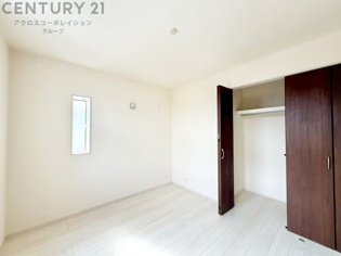 子供部屋…創造性や成長を促す遊びの空間を提供。学習や趣味に集中できる環境を整えます。個別のプライベートスペースは自己表現と自立心を育み、心地よい睡眠環境を整えリラックスできる場所を提供。