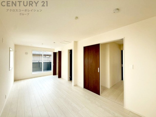 寝室…リラックスできるプライベート空間で、快適な睡眠をサポート。個人の好みに合わせたインテリアや寝具で心地良さを追求。プライベートな時間を過ごし、リフレッシュする場所におすすめです。