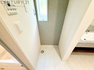 洗濯物の仕分け作業がしやすく、整理整頓が容易になります。洗濯音や湿気を他の部屋に持ち込まず、生活環境を快適に保ちます。上部を活用すれば収納スペースを確保でき洗剤や洗濯用品の整理もしやすくなります。