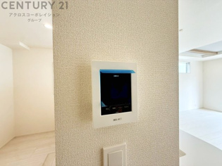 訪問者が来たときにテレビ画面で確認できるため、安心してドアを開けられます。録画機能があるものもあり、留守中に来訪者を記録しておくことができます。利便性が高く、セキュリティ面でも安心です。