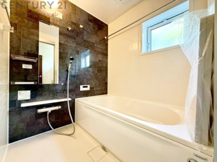 スーパーや病院も近く、仕事帰りのお買い物や、急な体調不良の際も安心。並列2台分の駐車スペースがあり、毎日の送り迎えや週末の家族時間もストレスフリーです。