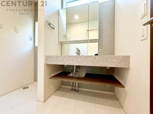 化粧品や洗顔料、歯ブラシなどの必需品をまとめて置ける収納スペースがあり、使用するたびに取り出す手間が省けます。また、水回りのため、濡れても大丈夫な素材が使用されており、お手入れが簡単です。