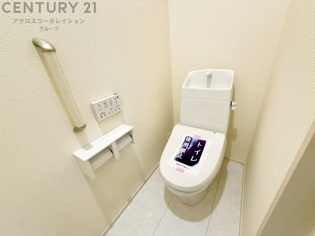 温水洗浄便座付トイレは温水洗浄機能により、暖かい水でおしりを洗浄することができ、冷たい水を使う従来の便座に比べ、温水洗浄機能で暖かいトイレを提供し、快適な使用を可能にします。