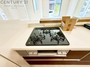 多数の調理器具を同時に使用でき、料理の効率化が可能。省エネで節約になり、様々な料理スタイルに適応できます。また、火力調整が独立しており、手入れや掃除もしやすく、今よりもっとお料理が楽しくなるかも。