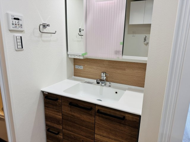 タウンズ八王子オークヒルの独立洗面台|～新規交換済、３面鏡付きの独立洗面台　細々している物をスッキリ収納出来ます～