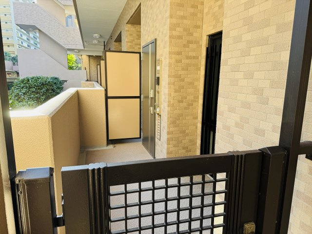 タウンズ八王子オークヒルの玄関|～独立性の高い玄関ポーチ付き～