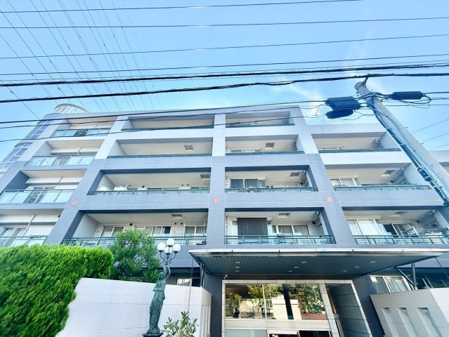 ミオカステーロ港北イルビアーレの外観|港北ニュータウンの潤いある街並みに調和した美しい外観。共用部も充実し、快適な都市生活と自然環境を享受できます。