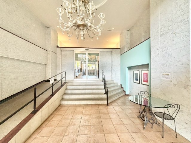 ミオカステーロ港北イルビアーレのその他共用部分|階段やスロープで高低差を演出したエントランスホールは、2層吹き抜けの奥行きとともに邸宅らしい重厚感と華やかさを添えます。