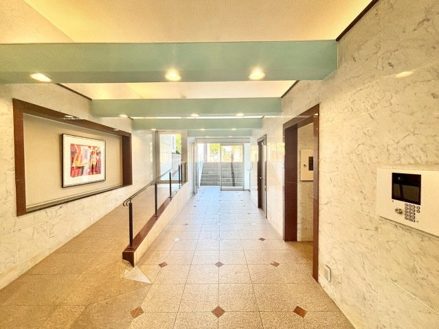 ミオカステーロ港北イルビアーレのその他共用部分|階段とスロープで床に高低差を設け、邸宅への趣あるアプローチを演出。2層吹き抜けが奥行きと豪華さを際立たせます。