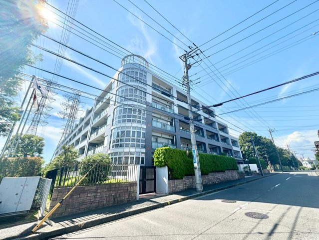 ミオカステーロ港北イルビアーレの外観|港北ニュータウンの潤いある街並みに調和した美しい外観。共用部も充実し、快適な都市生活と自然環境を享受できます。