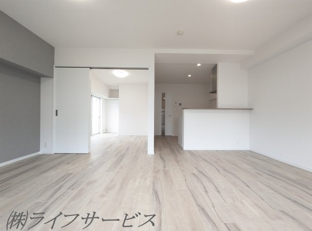 【居間・リビング】 | マンション西宮原 | 室内改装済なのですぐにお住まい頂けます