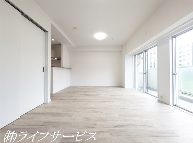 【居間・リビング】 | マンション西宮原 | 白を基調とした明るいお部屋です