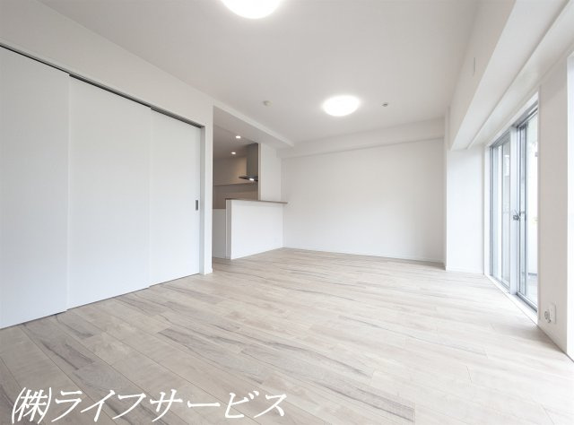 【居間・リビング】 | マンション西宮原 | 白を基調とした明るいお部屋です