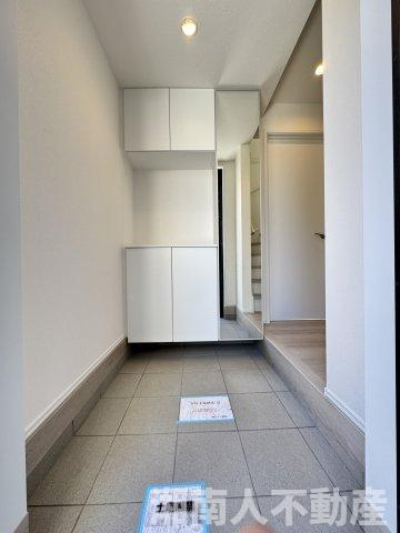 鎌倉市小袋谷２丁目６７２－２新築戸建の玄関|収納もある玄関です