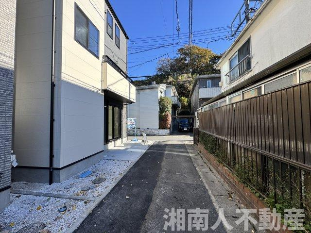 鎌倉市小袋谷２丁目６７２－２新築戸建の前面道路含む現地写真|前面道路含む現地写真です