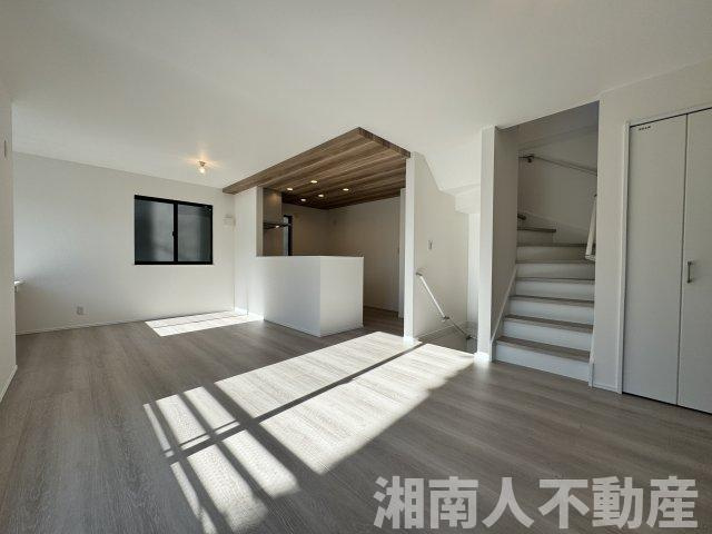 鎌倉市小袋谷２丁目６７２－２新築戸建の居間・リビング|ゆったりとした居間です