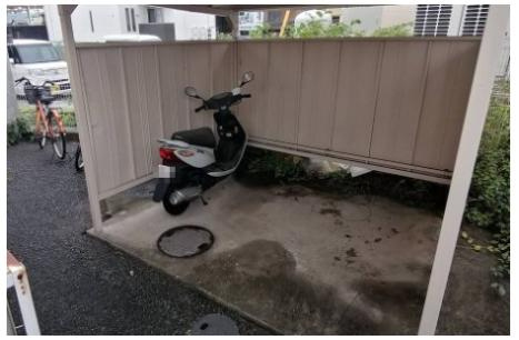 アドニスの駐車場