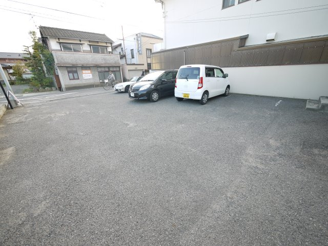 アドニスの駐車場