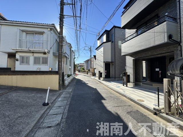 鎌倉市小袋谷２丁目６７２－２新築戸建の前面道路含む現地写真|前面道路含む現地写真です