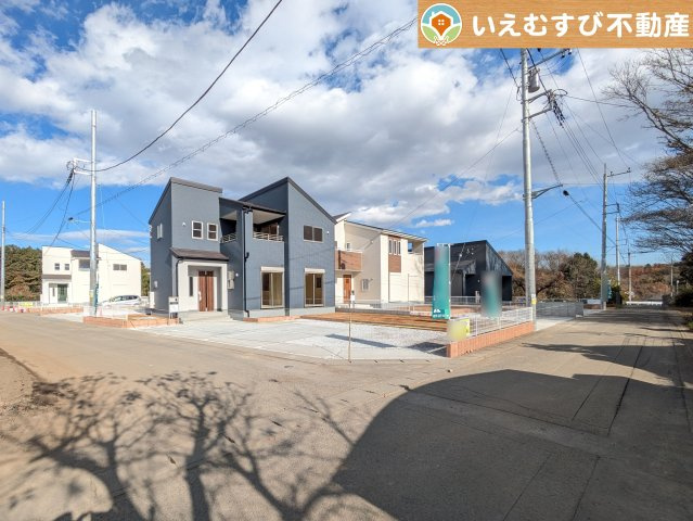 Livele Garden.S　寄居露梨子の前面道路含む現地写真|南西角地で開放的
ゆとりの広さの前面道路でお車の出し入れ楽々♪南西角地で日当り良好！