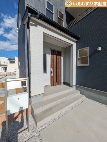 Livele Garden.S　寄居露梨子のエントランス|落ち着いた色づかいのエントランス
駐車場からアクセスの良いエントランス。雨の日や荷物が多くても安心の動線♪