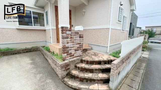 仲介手数料不要　LFB再生住宅合志市幾久富【南ヶ丘小・合志中】のエントランス|【エントランス】 レンガ調の可愛いタイル張りアプローチです。
