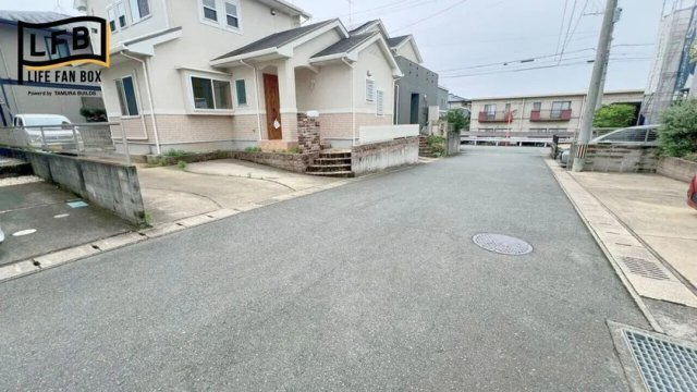 仲介手数料不要　LFB再生住宅合志市幾久富【南ヶ丘小・合志中】の前面道路含む現地写真|【前面道路含む現地写真】 道路幅が約6メートルあるので、駐車が苦手な方でも安心です♪