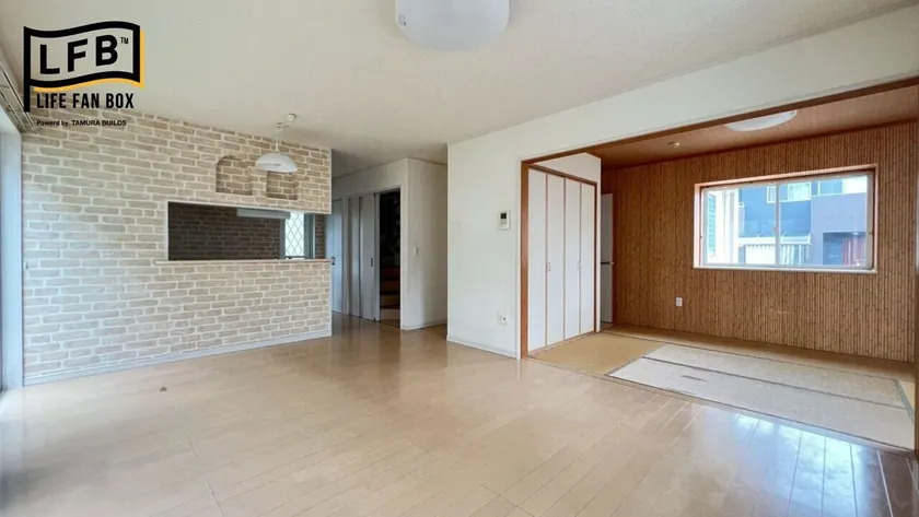 仲介手数料不要　LFB再生住宅合志市幾久富【南ヶ丘小・合志中】の居間・リビング|【リビング】 ※リフォーム前の写真です※ 2面採光の明るいLDKです♪台風時や防犯にも役立つシャッターもついています！