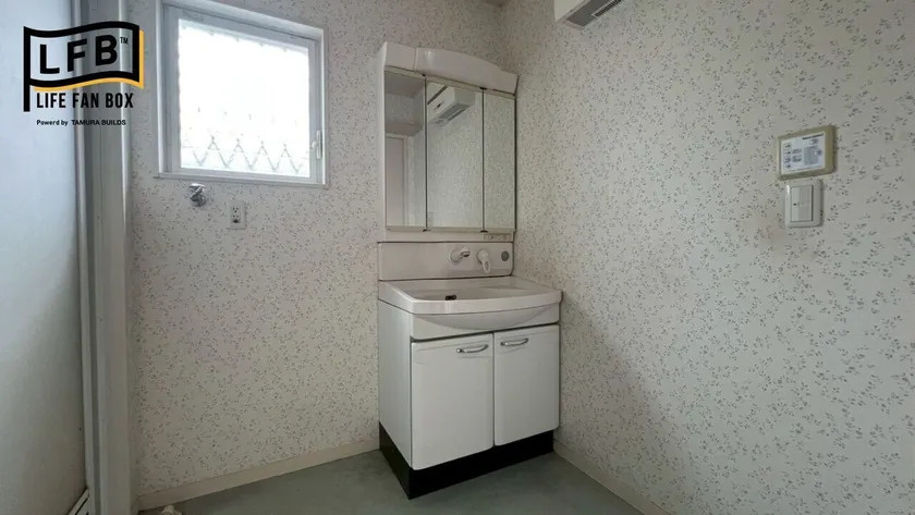 仲介手数料不要　LFB再生住宅合志市幾久富【南ヶ丘小・合志中】の洗面所|【洗面所】 ※リフォーム前の写真です※ 3面鏡タイプの洗面台に新品交換予定です♪