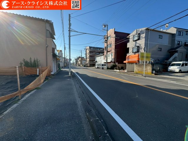 【前面道路含む現地写真】 | 船橋市海神6丁目 | 「趣味も、仕事も、暮らしも大事にしたい」そんな人にぴったりの立地。駅近だから通勤も快適、買い物もスムーズ。コンパクトな敷地でメンテもラクラク。家にわだわるのも、時間を大切にするのもどちらも叶う住まい。