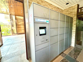 宅配ボックスは荷物の受け取りや配達が便利で安全です。不在時でも荷物が確保され、盗難や損傷のリスクが減少。受け取り時間の柔軟性が向上。外出先からでも荷物の受け取りや預けが可能となります。