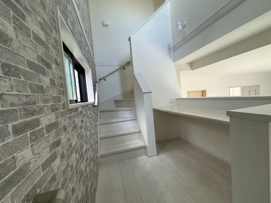 中古住宅　竹鼻町丸の内2丁目　の居間・リビング|スキップフロアから階段