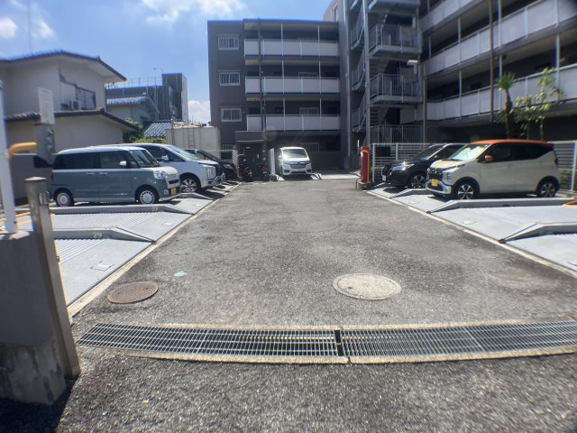 メロード西浦和の駐車場