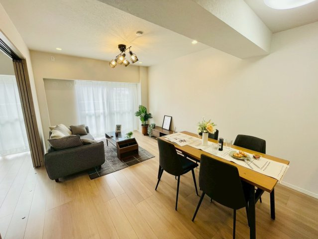 伏見日光ハイツ2号棟の居間・リビング