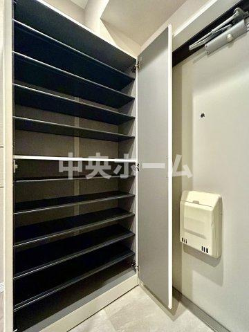 上野永谷タウンプラザの玄関|【玄関】玄関には大型のシューズクローゼットを設置しておりますのでいつでもスッキリりとした空間を保てます。玄関周りを清潔に使うのはとても大事なことですよね。