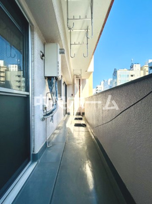 【バルコニー】 | 上野永谷タウンプラザ | 【バルコニー】幅もあって、奥行きもあるゆとりのバルコニー。洗濯物を干したり乾かしたりだけでなく、ただ出てみるだけでも気持ちいいですよ。